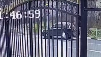 Если внимательно посмотреть видео - водитель УЖЕ проехал мимо пешехода и остановился. То есть мог бы и дальше ехать. Видно на скриншоте.
Но видимо пешеход что то промямлил и у старикана гавно закипело. 
Ни о какой потасовке там речи не шло. Старикан изначально достал нож и готов был бить.
И очень быстро ударил. 
А я вам объясню. Старикан  - не просто старикан. Это он сейчас дедушка. 
А 20 лет назад - это был 50-летний агрессивный быдло жлоб. 
Сам то он постарел - а гавно осталось. Адвокат к слову - тоже из гопников. 
Так что фуфел про старого дедушку на которого напали не катит. 
Быдло почему то к 70 годам всегда в благообразных дедушек превращается.