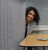 Всё это полный шлак. А всё потому, что "дизайном" у РЖД занимаются зарубежные "специалисты" (очередная отмывка бабла), которые сами (с их же слов) в поездах не ездят. В итоге получаем нечто симпатичное, но совершенно не приспособленное к российским реалиям.
1. Багаж девать некуда. Место есть только под нижней полкой, но там теперь мало места даже для одного большого чемодана. Кроме того, "ящика" под полкой как такового нет вообще (якобы в целях безопасности). Заходи забирай что хочешь. Учитывая, что билет на верхние полки теперь стоит дешевле, нижний пассажир с вероятностью 90% не даст вам засунуть под свою полку даже небольшую сумку. РЖД предлагает воспользоваться (за дополнительную плату, естественно) грузовым купе, которое довольно маленькое и оно одно на весь поезд ХЗ в каком вагоне. Представьте теперь, что вы бежите за своим рюкзаком через весь поезд в 4 утра.
2. Короткие полки. Да, они стали ещё короче. Видимо, смуглые "дизайнеры" ориентировались на своих низкорослых собратьев. Как ехать в этом плацкарте с ростом 190 см и больше - непонятно.
3. Столик наверху говорит нам о том, что со своей верхней полки тебе слезать необязательно. Трясись там целые сутки (или больше) враскорячку.
4. Санузел. Не знаю, что будет в итоге, но в "концепте" были установлены гламурненькие смесители Dyson со встроенной сушкой (цена каждого от 100 тысяч рублей). В наши вагоны нужно устанавливать антивандальные варианты, иначе всё это придётся менять уже через пару рейсов. Душ в плацкартном сортире - это вообще нонсенс, тут без комментариев.
5. Титан (такая штука из которой все берут кипяток для заваривания своих дошиков и чая). Неизвестно, что там будет в итоге. Но в этом "концепте" вместо титана установлен кулер с водичкой (т.е. кипятка нет) и микроволновка в купе проводника (думаю, предполагается греть жрачку за дополнительную плату).
P.S.
Ну а вот вам и "дизайнерша" всего этого: