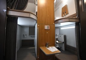 я конечно не ханжа но 1 м на перегородку это не дохрена ли?полезного пространства из этого никак нельзя было получить?