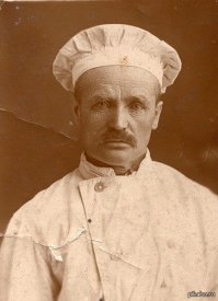 Кютинен Даниил Иванович - пекарь блокадного Ленинграда, умерший от истощения 3 февраля 1942 г. в возрасте 59 лет прямо на работе.
Умер, но не съел ни грамма выпекаемого хлеба. Похоронен на Шуваловском кладбище. Внесен в книгу памяти блокады Ленинграда.