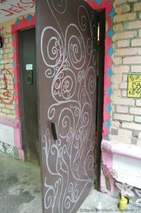 Что только Покемонка  торжественно не открывала! "Остановку, мусорку, тротуар, забор и кучу других, несомненно важных построек." 
Что интересно она в следующий раз откроет? Могу идею подкинуть... Жители дома номер 6 торжественно открыли дверь в подъезде.