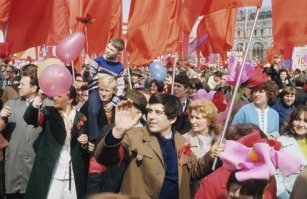 Первого мая ходили на демонстрации, с шарами и флагами, а потом в дом пионеров, или дом культуры. Где для детей крутили мультики и угощали конфетами)))