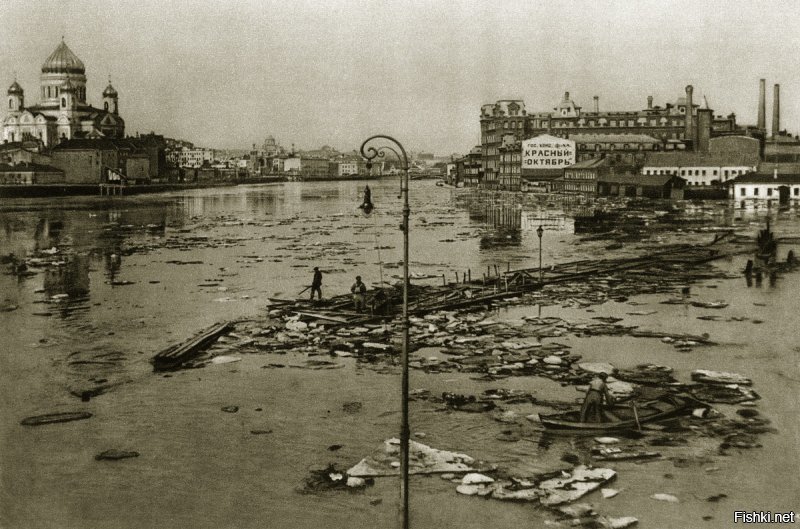 Наводнение в Москве. Берсеневская набережная. 1927 год.