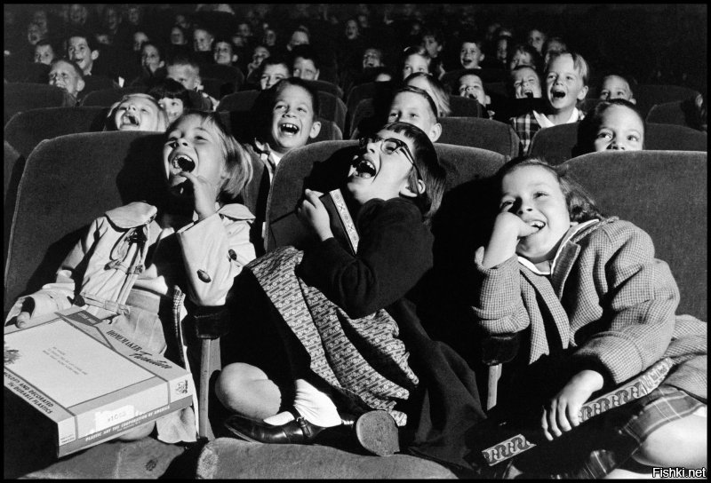 Пишем про счастье советских детей, а на фото - американские детишки... 
UNITED STATES Children in a movie theater, 1958