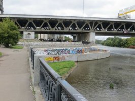 Примерно здесь, под старым мостом, баржа заброшенная стояла. Мы в детстве (беззаботном) сюда из Кунцево приезжали на великах. По барже в трюмах полазить и бычков с неё половить. Эх, прошлый век. Другая эпоха. Другой строй.