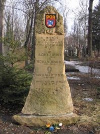 Памятник от благодарных жителей Праги карателям Варшавы. Да, да именно каратели из состава бригады СС Каминского, которых выгнали из СС за чрезмерную жестокость при подавления восстания в Варшаве составили основу 600 пехотной дивизии вермахта. Той самой власовской дивизии.