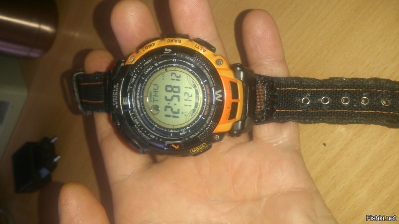 CASIO мощный бренд, особенно если из Japan. В 2009-ом вышла лимитированная серия Protrek, Полное имя Casio PRG-130GC-4 Men Watches. Они Меня просто уделали с одного взгляда... до этого ходил в Casio G-Shock DW-6900. Мне их подарили в 2001-ом году за первое место по зимнему плаванию. До 2009-го в G-Shock батарейку не менял, купил Casio PRG-130GC-4 А там солнечная батарея и вот по сей день не менял батарейку... да, было, что они входили в режим экономии энергии до момента подзаряда от солнца, там только первичные функции отражаются, всё остальное не работает... часик прогулки по солнцу или под лампой и всё работает снова. Часы огонь! Паракордовый ремешёк уже чинил раз 20, подшивал, клеял, подкрашивал...но ещё можно таскать, а резиновый как-то не зашёл... иногда летом по речкам и морям тягаю, а так в чёрном постоянно. Менять не собираюсь. С велика разбивался, часы поцарапанное сильно, но стекло целое, водонепроницаемость не нарушена. Очень доволен. Вот ссылка на описание: