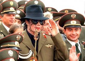 Автор, а почему не написал про Майкла Джаксона? Этот великий гений очень любил маленьких мальчиков, за что им заинтересовались американское правосудие и американская полиция. Вот он в Москве, проводит мастер-класс российским офицерам. Кроме всего прочего, он был еще и великим полководцем.