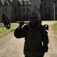 Таких мест очень , особенно в Бельгийской Валлонии  Я вот успел застать замок Миранды , 100 лет не кому не был нужен и все таки кто то нашелся и снес его .  Красивое место можно было фильмы ужасов снимать  . Я просто в новостях узнал что его купил кто и могут снести на следующий день поехал с друзьями под шумок прочесать территорию .