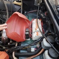 Что здесь не так? Обычный говнолаз, там в салоне голый металл и то место где штатные стоят обычно в воде.