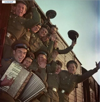 Судя по вороту косоворотки, расположению значков классности, а так же клавишам аккордеона, считаю, что фото нужно отзеркалить...



Вот как-то так, примерно))