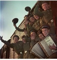 Судя по вороту косоворотки, расположению значков классности, а так же клавишам аккордеона, считаю, что фото нужно отзеркалить...



Вот как-то так, примерно))