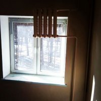 В этом случае, как и в случае глумливых фото из Олимпийского Сочи с батареями в коридорах у потолка - виновато наше законодательство в области пожарной безопасности.

По требованиям пожарных, на путях эвакуации, проходы не должны быть ни на йоту загромождены.
По этому  на лестницах и в коридорах радиаторы батарей должны быть или утоплены в стену или подняты на высоту выше человеческого роста.