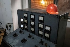 И чот всё оборудование походу ещё 1933 года.. Как СССР построил, так и пользуют, ничего не обновляли. Интересно, на сколько лет ещё ресурса хватит? Потом же ОЧЕНЬ дорого выйдет модернизировать.