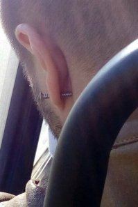 Какой-то рукожоп.  Не мог до конца саморез завернуть.