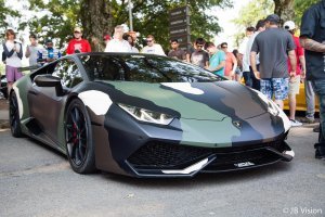 На мой (диванный) взгляд - это безвкусица. Ламборджини (опять таки, мне из окна автобуса так виднее) более изящно и вместе с тем агрессивно смотрятся в камуфляжной раскраске.