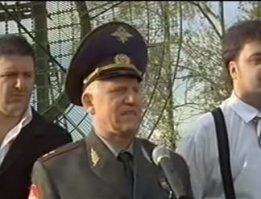 Отставить! "Лозить" - неправильно. Правильно - "класть"!