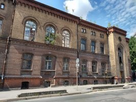 Чёта фоток набрали на бум как грится. 
"Кладбище кораблей" - это вааще Балтийск, а не Калининград. 
"Рыбная деревня" -как раз таки одно из туристических мест. Кто приехал посмотреть на могилу Канта, считай зашёл кофе попить в одну из кафЭх "деревни". Рядом всевозможные лодки катера за бабло катают туристов по Преголе. 
Жаль, что реально, фоток интересных, хоть и не туристических  нет в подборке.