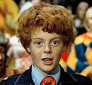 А помните, был еще один рыжий-конопатый актёр Сергей Крупеников. Помните: "Папа у Васи силен в математике..."?  Жаль, что его уже нет с нами. Считал, что работа актёра   это «жизнь напоказ». Цинк