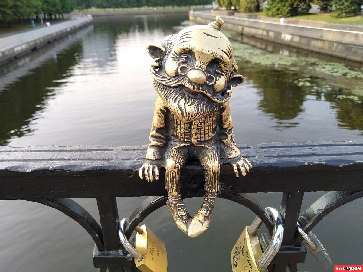 Хомлин витя в калининграде. Хомлин русалка. Скульптура дедушка хомлин в калининграде. Хомлин у зоопарка в калининграде. Старичок хомлин кенигсберг.