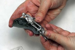 Пластины от аккумулятора сначала оббивали обо что нибудь чтобы штыбы было меньше в банке. И в процессе плавки снимали окалину и мусор с поверхности жидкого металла. Получался чистый свинец. Высший пилотаж - изготовить (отлить) солдатика из свинца. Для этого брали хорошую глину и делали оттиски в ней. Заливаешь, остывает и готово! Можно было меняться с другими. Аккумуляторы тогда за гаражами сотнями валялись просто как утиль.