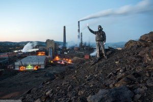 снаружи на корпусе появляются капли, много капель, ВОДЫ. Это конденсат, из воды от результата горения газа.

 это край, ты даже не дно, меня еще школотой зовешь, конденсат образуется из влажного воздуха в результате разницы температур можешь даже не поджигать комфорку, если в комнате тепло)))), кокс вид угля  поезжай на Урал зимой посмотри как вода из труб красит снег в самые необычные цвета, а летом вечерами и утром, то зеленое то желтое небо, еще смеешь мне ДНО, что то писать,  таким ссы в глаза будут кричать божья роса, по ночам город травят форточку не открыть, этот мне предлагает учебник химии почитать, пар это -ингаляции полезные ага, Гретой он меня стыдит желаю тебе тоже принимать такие ингаляции где нибудь в Магнитогоске или в Карабаше, прям искренне желаю, чтоб ты своими легкими все прочувствовал