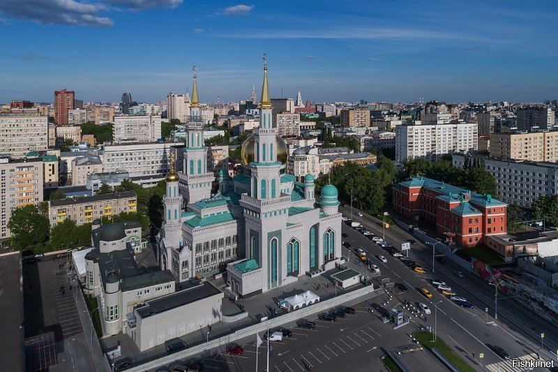 Это станция метро "Проспект Мира" в Курбан-байрам.Возле неё расположена главная соборная мечеть всех мусульман России (Выползов переулок,7).