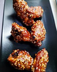 а вот тут поговорим, спрашиваешь - значит интересуешься, значит хочешь знать ,для меня это очень важно, расскажу абсолютно все что знаю
1. Сахар не значит сладкое, очень часто это горькое ( спали ложку сахара и ты офигеешь от горечи)
2. Сахар- неимоверный усилитель вкуса. Сварил борщ  ,пробуешь, чего то не хватает буквально чуть чуть .смело добавляй пару ложек сахара и взрыв вкуса далеко не сладкого тебе обеспечен. Если человек говорит безапелляционно  в кулинарии что сахар это сладкое...ему грош цена в этом разделе
идем дальше
любая!!! корочка, это ни что иное как сгоревший сахар
в каком продукте его очень много?
бери сковороду .разогревай масло ...и кидай туда ну допустим чеснок
через секунду будет уголь, в чесноке огромное количество сахара - а чеснок сладкий? еще есть вопросы по сахару
конкретно рецепт
это на подсолнечном масле на сковороде доводится до карамели две столовые ложки коричневого сахара. соевого соуса ,чеснока, бадьяна, чили, имбиря и в эту смесь вводиться уже главный продукт .посде просто выпариваем до густоты, ни о какой сладости тут даже и речи не может идти. Просто на кухне все то что доводится до такого состояния называется карамелью. Курица сожженная в духовке до коричневой корочки. а после сваренная в бульоне дает именно карамельный эффект, но при этом она вообще не сладкая
повара так и говорят ,карамелька ушла в бульон
а лук...карамелизованный лук у вас то же сладкий?Нет, странно? или нет?
я все пояснил ,или есть вопросы, если есть задавай
и поверь мне, эти крылья далеко не сладкие, они охриненные, на столько что ты когда их вкушаешь ,у тебя член возбуждается