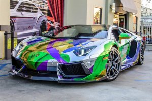 Владелец двух Lamborghini из Нью-Йорка покрыл свои машины голографическим хромом