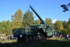 Железнодорожный транспортёр ТМ 3-12, калибр 305 мм. Под Санкт-Петербургом, с. Красная Горка, открыт для посещения, кстати. Со слов нашего гида, в радиусе поражения 85 км фашистов не было.