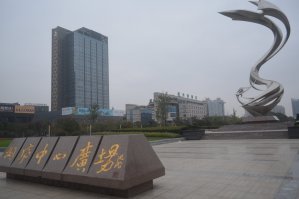 Жил по работе в Тонглу три недели, обалдел от всеобщей чистоты и порядка. Мусорили только на каком-то празднике вдоль торговой улочки. А так - образец для подражания.
