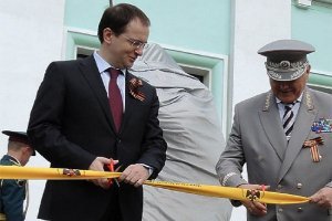 Мединский оказался поклонником не только Doom,
но и фашизма, когда открывал памятную (от слова память) доску 
палачу блокадного Ленинграда, фельдмаршалу Карлу Маннергейму