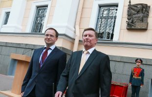 Мединский оказался поклонником не только Doom,
но и фашизма, когда открывал памятную (от слова память) доску 
палачу блокадного Ленинграда, фельдмаршалу Карлу Маннергейму