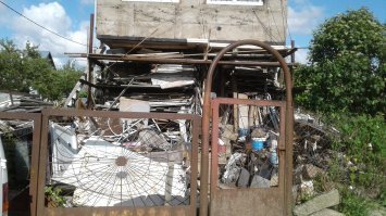 А у нас вот такой перфоманс есть... или инсталляция...
 Я как вижу этот чудо-особняк, так и думаю кому в Голливуде позвонить и пригласить поснимать ужастик на такой сочной фактуре...  Стоит эта прелесть в таком виде уже лет двадцать. И что характерно! хозяин периодически там появляется и даже чё то делает. Видела вот осенью картоху копал.