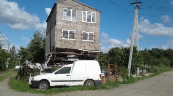 А у нас вот такой перфоманс есть... или инсталляция...
 Я как вижу этот чудо-особняк, так и думаю кому в Голливуде позвонить и пригласить поснимать ужастик на такой сочной фактуре...  Стоит эта прелесть в таком виде уже лет двадцать. И что характерно! хозяин периодически там появляется и даже чё то делает. Видела вот осенью картоху копал.