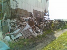 А у нас вот такой перфоманс есть... или инсталляция...
 Я как вижу этот чудо-особняк, так и думаю кому в Голливуде позвонить и пригласить поснимать ужастик на такой сочной фактуре...  Стоит эта прелесть в таком виде уже лет двадцать. И что характерно! хозяин периодически там появляется и даже чё то делает. Видела вот осенью картоху копал.