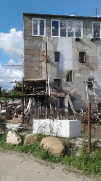 А у нас вот такой перфоманс есть... или инсталляция...
 Я как вижу этот чудо-особняк, так и думаю кому в Голливуде позвонить и пригласить поснимать ужастик на такой сочной фактуре...  Стоит эта прелесть в таком виде уже лет двадцать. И что характерно! хозяин периодически там появляется и даже чё то делает. Видела вот осенью картоху копал.