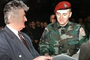 На фото один из девяти танков, которые отбиты под городом тень Тень у хорватов буквально голыми руками.

На фото Желько Ражнатович по прозвищу Аркан.
Во время Югославских войн он сформировал одно из самых боеспособных подразделений, ставшего настоящей грозой для всех врагов Сербии, официально именуемое «Српска Доброволска Гарда», но получившее известность под неофициальным самоназванием «Арканови Тигрови» «Тигры Аркана»)

Еще до начала распада Югославии и последовавшей за этим войны, Аркан был лидером хулиганской группировки "Делия", поддерживавшей "Црвену Звезду", именно парни из "фирмы" впоследствии и составили основной костяк "Тигров", боевого соединения под командованием Ражнатовича. Под славонским городком Тень, сражаясь с хорватскими частями, присланными "усмирить сербский бунт", Аркан и 24 бойца организованной им «Српска Доброволска Гарда» прошли боевое крещение. И только после этого они получили от местных властей автоматы, а захваченные в боях семь хорватских танков были сданы частям ЮНА в обмен на снаряжение и продовольствие. 

К сентябрю 1991 года в рядах СДГ было уже 600 человек. Администрация Восточной Славонии предложила Аркану и его бойцам использовать по своему усмотрению оставшиеся от частей ЮНА казармы в городе Эрдуте. Предложение было принято, и вскоре там начал работать Учебный Центр СДГ, ставший символом сопротивления сербов Славонии, Бараньи и Срема режиму "новых усташей".
В лагере, через который с 1991 по 1994 годы прошли более 10 тыс. курсантов, была установлена жёсткая дисциплина. Телесные наказания за нарушения правил распорядка были нормой, а правила были едины для всех, даже для Команданта. Жёсткая дисциплина и отличная выучка позволили частям СДГ избегать серьёзных потерь среди личного состава - с августа 1991 по март 1992 года "аркановцы" потеряли убитыми всего 9 человек, хотя бои шли почти ежедневно. Кстати, именно в этих боях Аркан был ранен - пуля хорватского снайпера повредила ему левую руку. 

Выучка и профессионализм бойцов СДГ удивляла и друзей и врагов. Никто не мог понять, как ему удалось превратить вчерашних футбольных болельщиков и без пяти минут бандитов в дисциплинированных и прекрасно обученных солдат? Аркан не скрывал своего рецепта: "Первое - дисциплина. Второе - дисциплина. Третье - еще раз дисциплина. Кроме того, в СДГ нет политических раздоров - в гвардии нет партий. Мы воюем за Сербию, Сербство и Православие. СДГ сама себя снабжает - ни от каких штабов мы не зависим." 

Этого ему, конечно, на западе не могли простить. Ему везло в бою? Не беда - 15 января 2000 года в холле белградского отеля "Интерконтиненталь" раздались выстрелы наёмных убийц . А потом начался настоящий отстрел друзей семьи "Аркана" - в течение 2001 года в Белграде были убиты глава югославского спортивного Союза "Бои без Правил", известный боксер Миодраг Стоянович Гидра, кум Аркана, известный бизнесмен с темной репутацией Милан Джорджевич Бомбона, бывший сотрудник госбезопасности Момир Гаврилович, и бывшие "тигры Аркана" Славко Муйович и Ненад Пумпалович Пумпа. Ни одно из этих убийств до сих пор не раскрыто... 

ТЕПЕРЬ, ..ЛЯДЬ, ПОНЯТНО ПОЧЕМУ ОНИ В МАСКАХ?
А ЗА БЕЛГРАД ВЫ НАМ, СУКИ, ЕЩЁ ОТВЕТИТЕ...