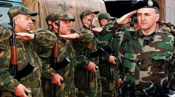 На фото один из девяти танков, которые отбиты под городом тень Тень у хорватов буквально голыми руками.

На фото Желько Ражнатович по прозвищу Аркан.
Во время Югославских войн он сформировал одно из самых боеспособных подразделений, ставшего настоящей грозой для всех врагов Сербии, официально именуемое «Српска Доброволска Гарда», но получившее известность под неофициальным самоназванием «Арканови Тигрови» «Тигры Аркана»)

Еще до начала распада Югославии и последовавшей за этим войны, Аркан был лидером хулиганской группировки "Делия", поддерживавшей "Црвену Звезду", именно парни из "фирмы" впоследствии и составили основной костяк "Тигров", боевого соединения под командованием Ражнатовича. Под славонским городком Тень, сражаясь с хорватскими частями, присланными "усмирить сербский бунт", Аркан и 24 бойца организованной им «Српска Доброволска Гарда» прошли боевое крещение. И только после этого они получили от местных властей автоматы, а захваченные в боях семь хорватских танков были сданы частям ЮНА в обмен на снаряжение и продовольствие. 

К сентябрю 1991 года в рядах СДГ было уже 600 человек. Администрация Восточной Славонии предложила Аркану и его бойцам использовать по своему усмотрению оставшиеся от частей ЮНА казармы в городе Эрдуте. Предложение было принято, и вскоре там начал работать Учебный Центр СДГ, ставший символом сопротивления сербов Славонии, Бараньи и Срема режиму "новых усташей".
В лагере, через который с 1991 по 1994 годы прошли более 10 тыс. курсантов, была установлена жёсткая дисциплина. Телесные наказания за нарушения правил распорядка были нормой, а правила были едины для всех, даже для Команданта. Жёсткая дисциплина и отличная выучка позволили частям СДГ избегать серьёзных потерь среди личного состава - с августа 1991 по март 1992 года "аркановцы" потеряли убитыми всего 9 человек, хотя бои шли почти ежедневно. Кстати, именно в этих боях Аркан был ранен - пуля хорватского снайпера повредила ему левую руку. 

Выучка и профессионализм бойцов СДГ удивляла и друзей и врагов. Никто не мог понять, как ему удалось превратить вчерашних футбольных болельщиков и без пяти минут бандитов в дисциплинированных и прекрасно обученных солдат? Аркан не скрывал своего рецепта: "Первое - дисциплина. Второе - дисциплина. Третье - еще раз дисциплина. Кроме того, в СДГ нет политических раздоров - в гвардии нет партий. Мы воюем за Сербию, Сербство и Православие. СДГ сама себя снабжает - ни от каких штабов мы не зависим." 

Этого ему, конечно, на западе не могли простить. Ему везло в бою? Не беда - 15 января 2000 года в холле белградского отеля "Интерконтиненталь" раздались выстрелы наёмных убийц . А потом начался настоящий отстрел друзей семьи "Аркана" - в течение 2001 года в Белграде были убиты глава югославского спортивного Союза "Бои без Правил", известный боксер Миодраг Стоянович Гидра, кум Аркана, известный бизнесмен с темной репутацией Милан Джорджевич Бомбона, бывший сотрудник госбезопасности Момир Гаврилович, и бывшие "тигры Аркана" Славко Муйович и Ненад Пумпалович Пумпа. Ни одно из этих убийств до сих пор не раскрыто... 

ТЕПЕРЬ, ..ЛЯДЬ, ПОНЯТНО ПОЧЕМУ ОНИ В МАСКАХ?
А ЗА БЕЛГРАД ВЫ НАМ, СУКИ, ЕЩЁ ОТВЕТИТЕ...