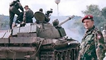 На фото один из девяти танков, которые отбиты под городом тень Тень у хорватов буквально голыми руками.

На фото Желько Ражнатович по прозвищу Аркан.
Во время Югославских войн он сформировал одно из самых боеспособных подразделений, ставшего настоящей грозой для всех врагов Сербии, официально именуемое «Српска Доброволска Гарда», но получившее известность под неофициальным самоназванием «Арканови Тигрови» «Тигры Аркана»)

Еще до начала распада Югославии и последовавшей за этим войны, Аркан был лидером хулиганской группировки "Делия", поддерживавшей "Црвену Звезду", именно парни из "фирмы" впоследствии и составили основной костяк "Тигров", боевого соединения под командованием Ражнатовича. Под славонским городком Тень, сражаясь с хорватскими частями, присланными "усмирить сербский бунт", Аркан и 24 бойца организованной им «Српска Доброволска Гарда» прошли боевое крещение. И только после этого они получили от местных властей автоматы, а захваченные в боях семь хорватских танков были сданы частям ЮНА в обмен на снаряжение и продовольствие. 

К сентябрю 1991 года в рядах СДГ было уже 600 человек. Администрация Восточной Славонии предложила Аркану и его бойцам использовать по своему усмотрению оставшиеся от частей ЮНА казармы в городе Эрдуте. Предложение было принято, и вскоре там начал работать Учебный Центр СДГ, ставший символом сопротивления сербов Славонии, Бараньи и Срема режиму "новых усташей".
В лагере, через который с 1991 по 1994 годы прошли более 10 тыс. курсантов, была установлена жёсткая дисциплина. Телесные наказания за нарушения правил распорядка были нормой, а правила были едины для всех, даже для Команданта. Жёсткая дисциплина и отличная выучка позволили частям СДГ избегать серьёзных потерь среди личного состава - с августа 1991 по март 1992 года "аркановцы" потеряли убитыми всего 9 человек, хотя бои шли почти ежедневно. Кстати, именно в этих боях Аркан был ранен - пуля хорватского снайпера повредила ему левую руку. 

Выучка и профессионализм бойцов СДГ удивляла и друзей и врагов. Никто не мог понять, как ему удалось превратить вчерашних футбольных болельщиков и без пяти минут бандитов в дисциплинированных и прекрасно обученных солдат? Аркан не скрывал своего рецепта: "Первое - дисциплина. Второе - дисциплина. Третье - еще раз дисциплина. Кроме того, в СДГ нет политических раздоров - в гвардии нет партий. Мы воюем за Сербию, Сербство и Православие. СДГ сама себя снабжает - ни от каких штабов мы не зависим." 

Этого ему, конечно, на западе не могли простить. Ему везло в бою? Не беда - 15 января 2000 года в холле белградского отеля "Интерконтиненталь" раздались выстрелы наёмных убийц . А потом начался настоящий отстрел друзей семьи "Аркана" - в течение 2001 года в Белграде были убиты глава югославского спортивного Союза "Бои без Правил", известный боксер Миодраг Стоянович Гидра, кум Аркана, известный бизнесмен с темной репутацией Милан Джорджевич Бомбона, бывший сотрудник госбезопасности Момир Гаврилович, и бывшие "тигры Аркана" Славко Муйович и Ненад Пумпалович Пумпа. Ни одно из этих убийств до сих пор не раскрыто... 

ТЕПЕРЬ, ..ЛЯДЬ, ПОНЯТНО ПОЧЕМУ ОНИ В МАСКАХ?
А ЗА БЕЛГРАД ВЫ НАМ, СУКИ, ЕЩЁ ОТВЕТИТЕ...
