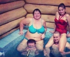 справа дёвчёнка на плитку упёрлась,а жируха сцуко всем весом навалилась.тут явно покушение.