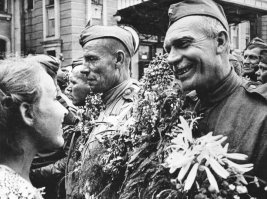 Герои: 
Изможденные лица. Постаревшие раньше времени. Задубевшие от ветра и солнца. Морщины.Седина в висках. Кто-то отпустил усы, партизаны вообще с бородой. 
Субординация: 
Приказы командования не обсуждаются.Бессмысленной смерти нет, дорогА каждая пять земли и за нее советский солдат отдавал жизнь. 
Личное:
Никаких любовных линий, не до этого. Вся любовь была при встрече после войны.
Ранения: 
это не красивые дырочки на телогрейке.Это оторванные ноги отсрелянные челюсти выбитые глаза и т д.
Я к чему...Почти ко всем советским фильмам про войну, будь то повесть о рядовых или разведчиках был приставлен военный специалист и, как правило, это офицерский чин повоевавший....
Нынешнее кино - отсебятина.