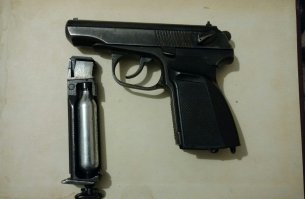 Если "копнуть" ещё глубже, то можно увидеть, что у девочки в руках не огнестрел. А "пневмомакаров" (МР-645К), что подтверждается третьей фотографией. Там видно магазин для МР-654К под баллон СО2.