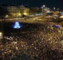 Мне одна знакомая тоже попыталась рассказать про жуткий мачизм в России и как правильно делают женщины Испании, выходя на демонстрации за свои права 8 марта. Рекомендовала почитать Симону Дэ Бувуар, чтобы у меня глаза открылись. 

Мужчины, следите за окружением своих жён, дочерей и сестёр - я, как взрослая тётя с окрепшим мировоззрением, послала всё это дело и даже не подумала пересматривать свои взгляды. Но ведь молодая скучающая женщина очень даже может поддаться и начать заниматься самокопанием, прислушиваясь к "добрым советам" подобных розоватых подружек. 

За себя скажу, что меня мужчины никогда не обижали - всегда берегли и радовали. Счастлива и любима в браке уже 18 лет, чего желаю всем феминисткам :) 

На фото: Испания, 8 марта, "ущемлённые" в правах женщины чего-то там требуют.