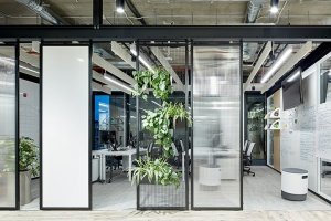 Грамотно спроектированные опенспейсы, с кучей общих зон, с правильной шумоизоляцией, с достаточным количеством свободного места, разделенные на зоны, с большим количеством зелени, организованные так чтобы ты мог, например, пойти с ноутом поработать сидя на диване у окна, а мог уйти от шума в тихую комнату отдыха - это очень круто. Это круче чем кабинеты "а-ля советская контора".  Но к сожалению, большинство компаний руководствуются идеей "уместить больше сотрудников на меньшей площади с наименьшими затратами", отсюда и получаются нагроможденные матрицы из столов и людей без каких либо намеков на комфорт и личное пространство. 
Вот вам для примера офисы Яндекса и Авито. В здравом уме заявляю, что я бы с удовольствием в таких работал и с радостью бы приходил на работу.