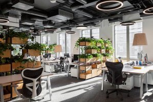 Грамотно спроектированные опенспейсы, с кучей общих зон, с правильной шумоизоляцией, с достаточным количеством свободного места, разделенные на зоны, с большим количеством зелени, организованные так чтобы ты мог, например, пойти с ноутом поработать сидя на диване у окна, а мог уйти от шума в тихую комнату отдыха - это очень круто. Это круче чем кабинеты "а-ля советская контора".  Но к сожалению, большинство компаний руководствуются идеей "уместить больше сотрудников на меньшей площади с наименьшими затратами", отсюда и получаются нагроможденные матрицы из столов и людей без каких либо намеков на комфорт и личное пространство. 
Вот вам для примера офисы Яндекса и Авито. В здравом уме заявляю, что я бы с удовольствием в таких работал и с радостью бы приходил на работу.