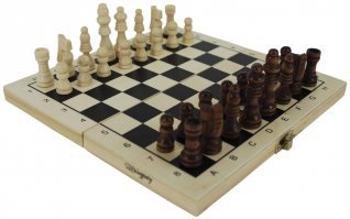 Вы что-то путаете... Если внимательно присмотреться, то доска развернута как раз-таки нормально. 

Об этом нам говорит тот факт, что между белых пешек отчетлива видна линия складывания доски, которая по-умолчанию располагается на цифровой ("Вертикальной") части части доски.