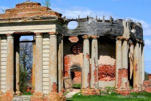 Там помимо ворот полно чего реставрировать надо.