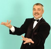 Да я вообще его фамилию не знал, только ОБРАЗЫ в кино 
К тому же родители как раз сидели в соседней комнате и его ( Виктора Петрова, это наш местный Петросян типа  ) смотрели и бурно обсуждали.
Я и не заметил, как написал Виктор Петров