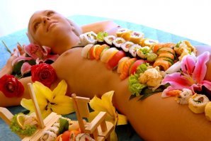 В Японии существует ритуал - Ниотаморе (в переводе означает: презентация женского тела. Смысл этой традиции заключается в том, что пища, уложенная особым образом на тело, приобретая температуру тела, заряжается чистой женской энергией и становится еще более полезной, питательной не только физически, но и энергетически.